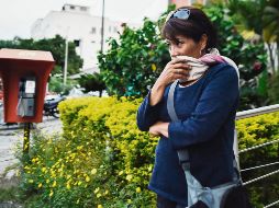 Familiares. Mariana Reyes, madre del periodista Javier Ortega, a las afueras de las oficinas forenses. AFP