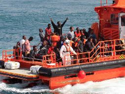 Efectivos de Salvamento Marítimo han rescatado esta mañana a un total de 289 inmigrantes cuando intentaban alcanzar las costas españolas a bordo de dieciséis pateras en aguas del Estrecho de Gibraltar y del mar de Alborán. EFE / A. Carrasco