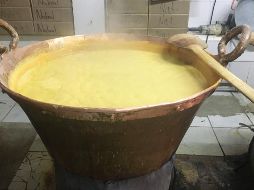 La base de esta deliciosa bebida es la leche, azúcar, yemas de huevo, bicarbonato, color y su añadido especial que puede ser vainilla, nuez, almendras, pistache, piñon, café y vanilla. Se pone a fuego lento hasta que hierva. NTX / L. Lizárraga