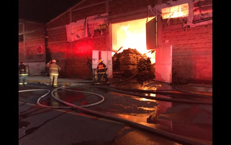 Hasta el momento, se desconoce por cuánto tiempo más, podrían trabajar los bomberos en el lugar. ESPECIAL/ Bomberos de Guadalajara