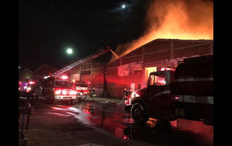 Hasta el momento, se desconoce por cuánto tiempo más, podrían trabajar los bomberos en el lugar. ESPECIAL/ Bomberos de Guadalajara