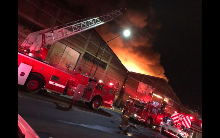 Hasta el momento, se desconoce por cuánto tiempo más, podrían trabajar los bomberos en el lugar. ESPECIAL/ Bomberos de Guadalajara