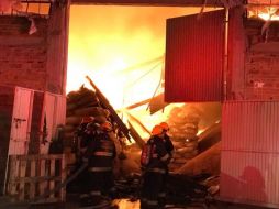 Hasta el momento, se desconoce por cuánto tiempo más, podrían trabajar los bomberos en el lugar. ESPECIAL/ Bomberos de Guadalajara