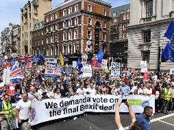 Opositores, muchos con banderas de la UE, marcharon por el centro de la capital británica al parlamento para exigir que el acuerdo de divorcio al que llegue Gran Bretaña con la UE sea sometido al voto. EFE / A. Rain