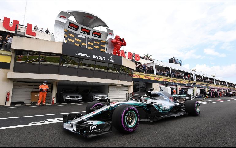 La lluvia, que había dado al traste prácticamente con la tercera sesión de libres, dos horas antes, no molestó en la clasificación, circunstancia que devolvía a Hamilton la condición de favorito. EFE / B. Horvat