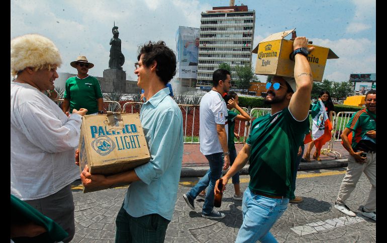 Aficionados se dan cita en La Minerva para celebrar el trinfo de la Selección mexicana. EL INFORMADOR/ G. Gallo