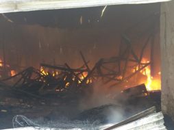 Tras poco más de una hora los bomberos habían logrado controlar el fuego por lo que se procedió a las labores de remoción de escombros. ESPECIAL / Bomberos Gdl