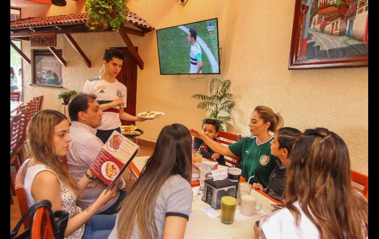 Poco le faltó a los comensales para abrazar de alegría a la gente de servicio. EL INFORMADOR / G. Gallo