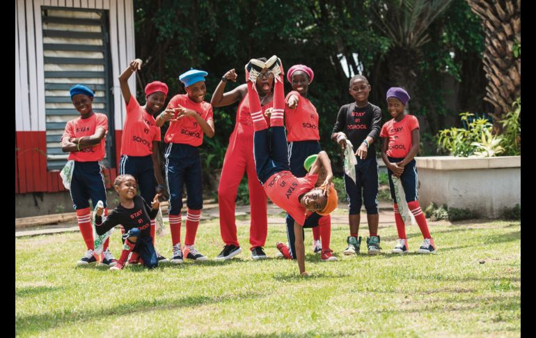 Su baile, visto por millones de personas en YouTube, rinde homenaje a la selección de Nigeria que compite en el Mundial de Rusia 2018.