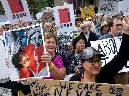 Los manifestantes caminaron alrededor de 30 minutos hacia la Garita San Ysidro, la más transitada a nivel mundial. EFE / D. Maung