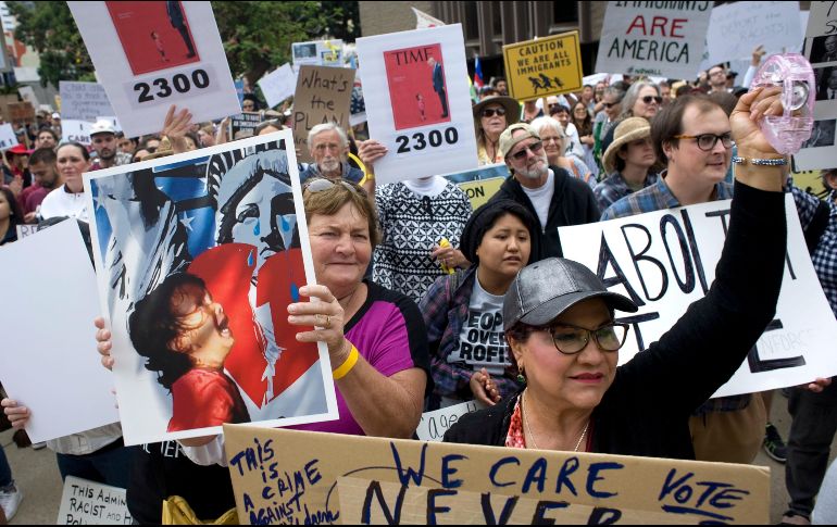 Los manifestantes caminaron alrededor de 30 minutos hacia la Garita San Ysidro, la más transitada a nivel mundial. EFE / D. Maung
