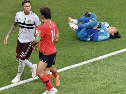 Duelo acalorado. Carlos Salcedo (izquierda) se enfrenta al mediocampista surcoreano Ki Sung-yueng, luego que éste golpeara al portero Guillemo Ochoa. AFP