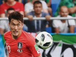 Hyunsoo Jang se convirtió en el villano de la tarde al ser el causante de la pena máxima con la que posteriormente México se fue al frente en el marcador. AP