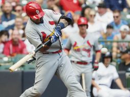 Yadier Molina fue la bujía ofensiva de los Cardenales ante los Cerveceros de Milwaukee, llevando a su equipo al triunfo con un par de batazos de cuatro esquinas. AP/M. Gash