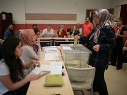 Desde muy temprana hora, las filas de votantes se podían apreciar en los puntos de votación. AP/E. Gurel