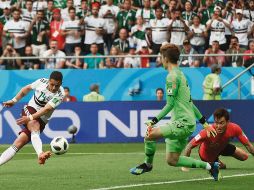 Histórico gol. Javier “Chicharito” Hernández dispara para vencer la cabaña coreana y hacer el 2-0. El tapatío suma tres Mundiales anotando. AFP
