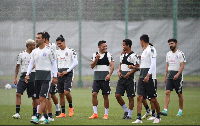 Jugadores del Tri conviven durante el entrenamiento. AFP/Y. Cortés