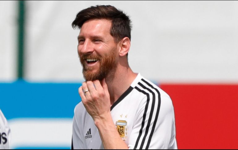 Neymar, Batistuta y Puyol, entre otras figuras del futbol mundial, felicitan a Messi. AP/R. Mazalan