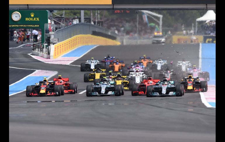 Vehículos chocan en el arranque del Gran Premio de Fórmula 1 de Francia en Le Castellet. AFP/B. Horvat