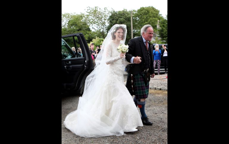 Rose Leslie llegó con su padre Sebastian al templo en Kirkton of Rayne, Escocia. Los actores, ambos británicos de 31 años de edad, se conocieron durante la filmación de la serie en 2012 en Islandia.