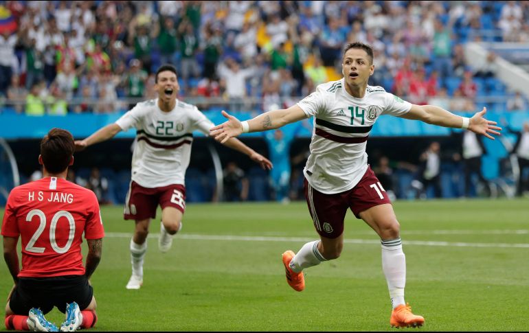 Hirving Lozano (I), nacido en la Ciudad de México, celebra con Javier 