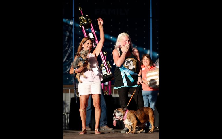 Megan Brainard (d), reacciona tras el triunfo de su mascota 