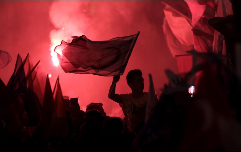Simpatizantes celebran el triunfo de Erdogan. EFE / E. Sahin