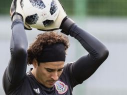 Concentrados. El portero tapatío del Tri sabe que el miércoles deben hacer un buen juego contra Suecia. NTX
