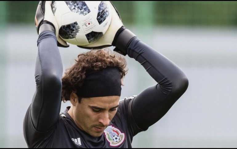 Concentrados. El portero tapatío del Tri sabe que el miércoles deben hacer un buen juego contra Suecia. NTX