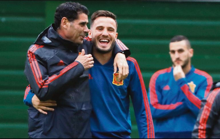 El DT español, Fernando Hierro, charla con Saúl en la práctica de ayer. AFP