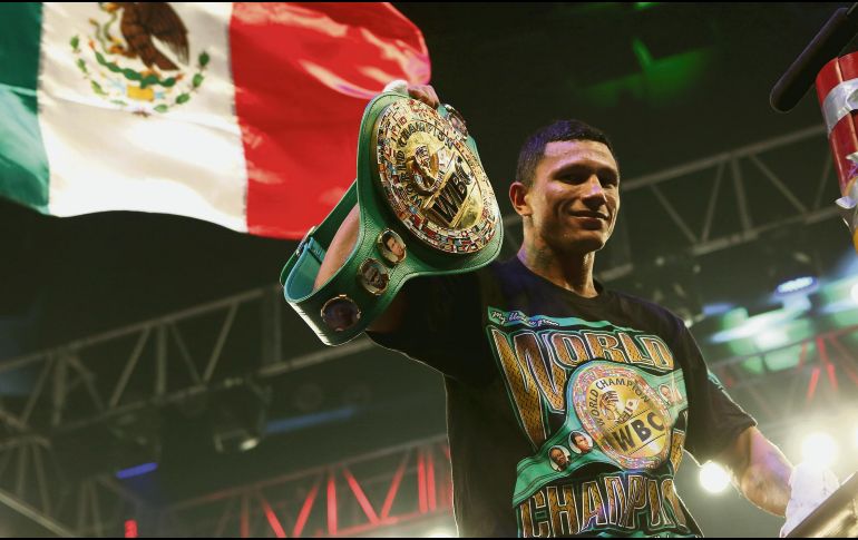 Miguel “Alacrán” Berchelt permanece como monarca mundial superpluma del CMB tras la victoria ante Jonathan Barros. EFE