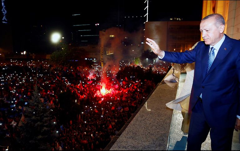 Recep Tayyip Erdogan saluda a sus simpatizantes tras el cierre de los colegios electorales en las elecciones parlamentarias y presidenciales, en Ankara. EFE/Presidencia de Turquía