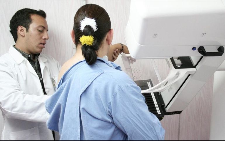 En México, cinco mil 500 decesos por año se registran por cáncer de mamá en mujeres, 15 al día y poco más de uno cada dos horas. EL INFORMADOR / ARCHIVO