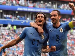 Cavani y Godin celebran el gol que selló la goleada de Uruguay sobre Rusia. AFP / F. Coffrini