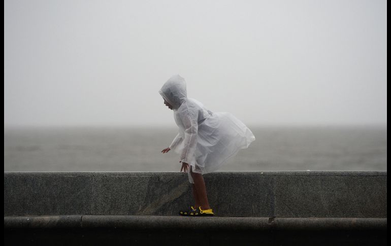 Un niño camina frente al malecón durante una lluvia monzónica en Bombay, India. AFP/P. Paranjpe