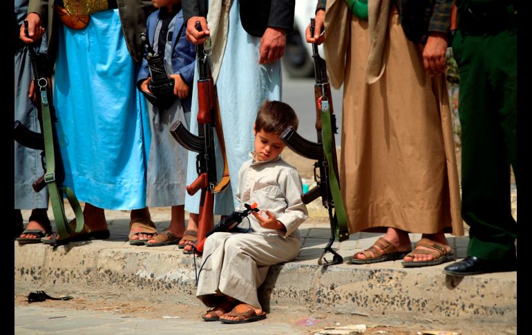 Simpatizantes de la insurgencia chiita se manifiestan en Saná, Yemen, en apoyo a los combatientes que se enfrentan a las fuerzas de la coalición árabe. AFP/M. Huwais