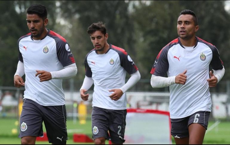 El encuentro iba a realizarse ayer domingo, pero debido a la lluvia se reprogramó para hoy lunes. TWITTER / @Chivas