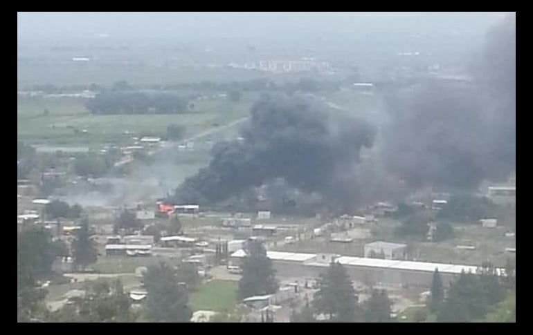 Las explosiones generaron una intensa nube negra que cubrió la zona. TWITTER / @luismiguelbaraa