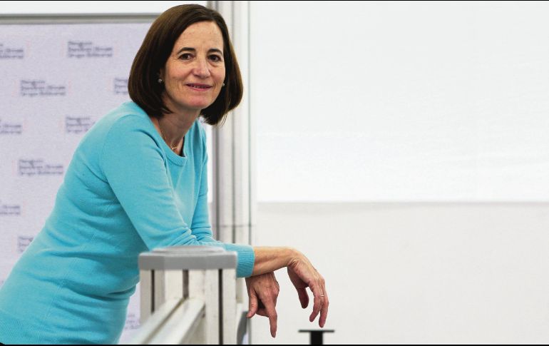 Mónica Lavín. Su más reciente libro contiene una recopilación de 44 cuentos. EL INFORMADOR