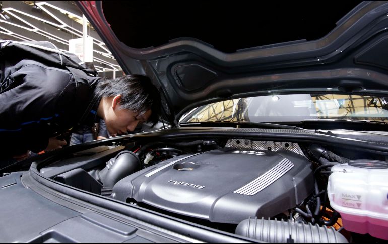 La UE quiere que las automotrices reduzcan las emisiones contaminantes un 15% para 2025 respecto a los niveles de 2005. AP/Archivo