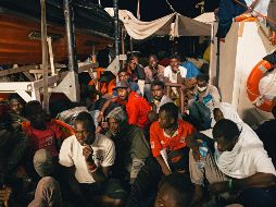 Varios inmigrantes descansan a bordo del buque 