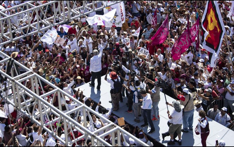 The Wall Street Journal apuntó que aún con 10 puntos de ventaja, muchos esperan que AMLO sea derrotado. AFP/P. Pardo