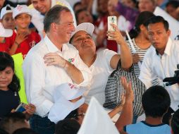 Meade saluda a simpatizantes durante un mitin en Lázaro Cárdenas, Michoacán. SUN/B. Fregoso
