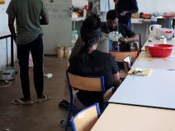 Además de los migrantes, otros 160 indocumentados que habían tomado parcialmente la sede de la universidad parisina son desalojados del centro académico. AFP / ARCHIVO