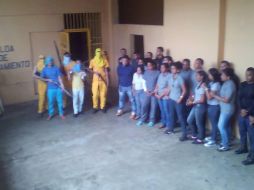 Una ONG difunde fotografías en las que se ve a hombres armados con el uniforme de la prisión y el rostro cubierto; los presos exigen 