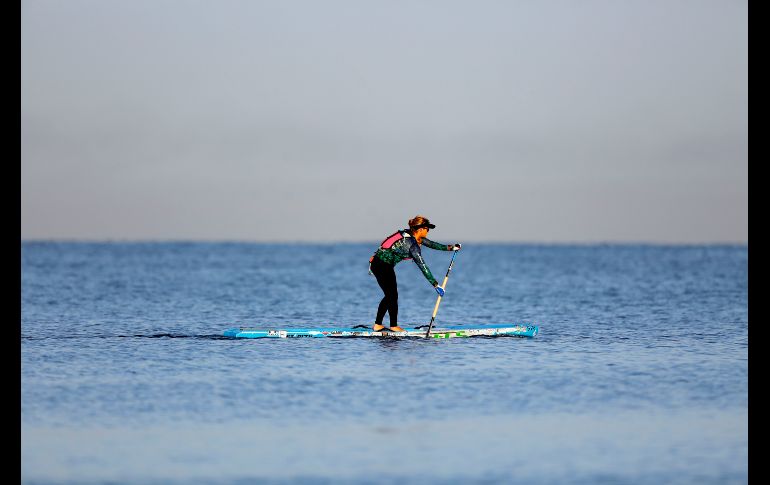 La estadounidense Victoria Burgess inicia su travesía de La Habana, Cuba, hacia Cayo Hueso, en Florida, remando de pie sobre una tabla de surf para promover la amistad entre su país y Cuba. AP/D. Boylan