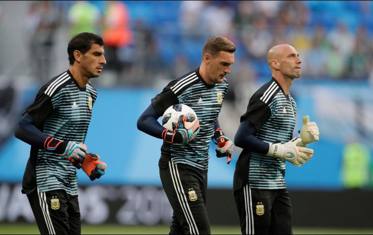 El arquero de River Plate, Franco Armani (C), tendrá la oportunidad de atajar en un duelo que la Albiceleste deberá ganar para evitar la humillación de una temprana salida del torneo. AP / D. Lovetsky