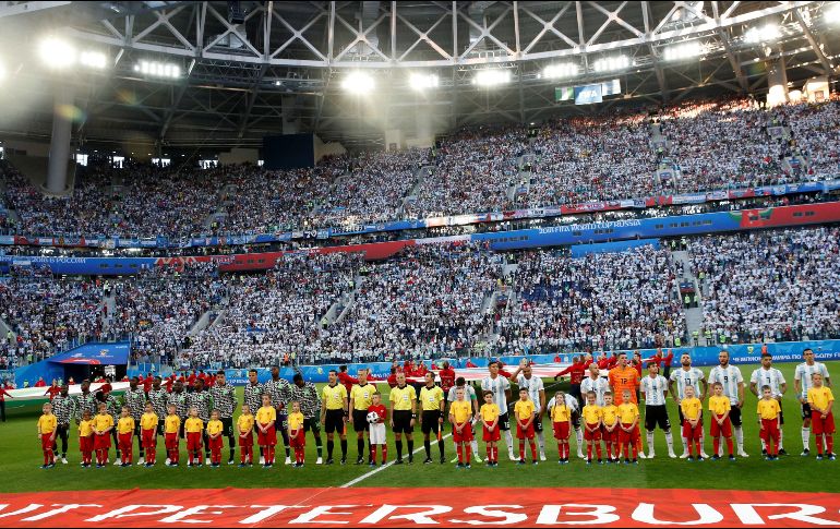Jugadores argentinos y nigerianos antes del partido que definió los clasificados del Grupo D. EFE / J. Herrero