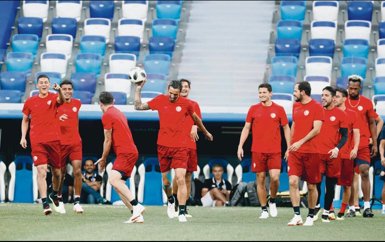 Por la honra. Los ticos ya están eliminados, pero aún así van por los tres puntos y en la práctica de ayer se les notó sueltos y de buen humor. EFE/T. Bogzotu