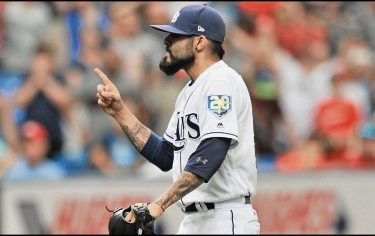 El mexicano lanzó dos tercios de la novena entrada para mantener la ventaja de su equipo. AP